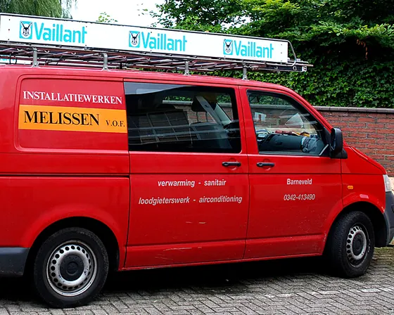 Drie rode bedrijfsbussen van Installatiewerken Melissen